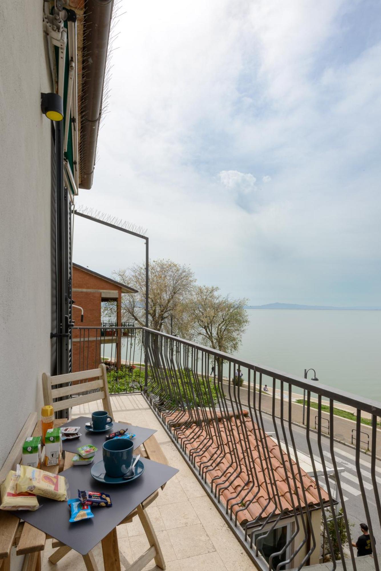 The View - Sunset & Relax - Suite - Appartamenti Vista Lago ปัสซีญาโน ซุล ตราซีเมโน ภายนอก รูปภาพ